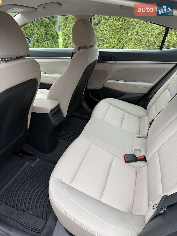 Седан Hyundai Elantra 2016 в Луцке