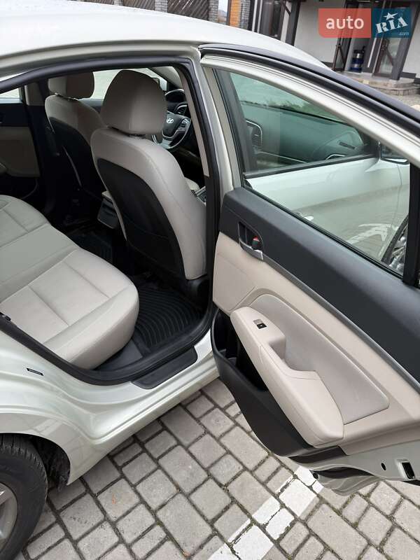 Седан Hyundai Elantra 2016 в Луцке