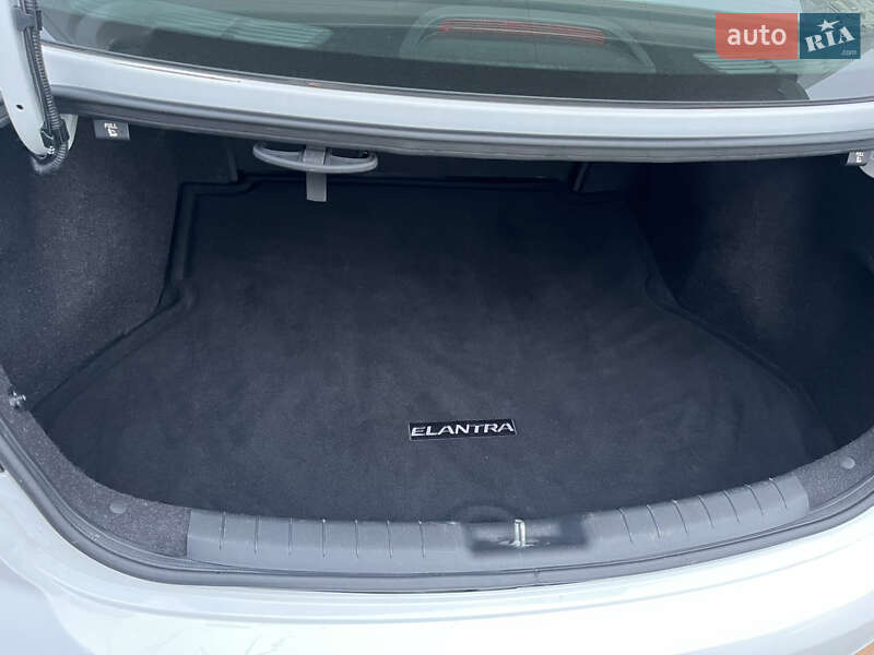 Седан Hyundai Elantra 2019 в Киеве