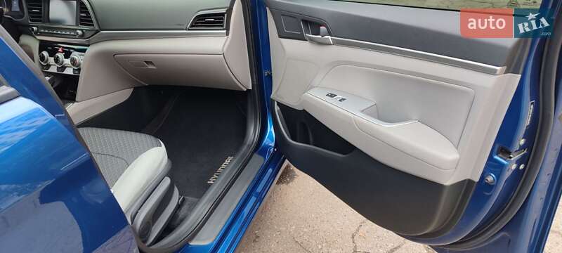 Седан Hyundai Elantra 2019 в Києві