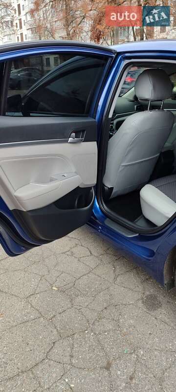 Седан Hyundai Elantra 2019 в Києві