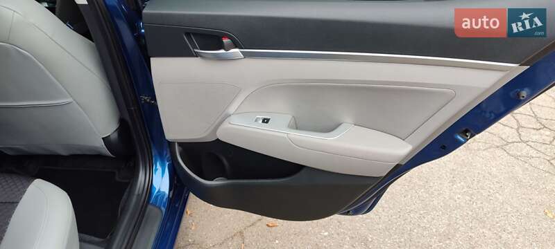 Седан Hyundai Elantra 2019 в Києві