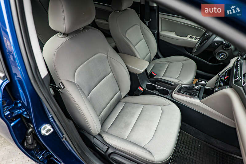 Седан Hyundai Elantra 2016 в Киеве