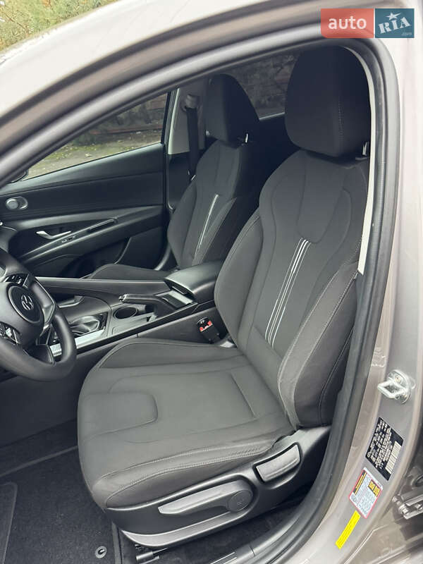 Седан Hyundai Elantra 2021 в Гнівані