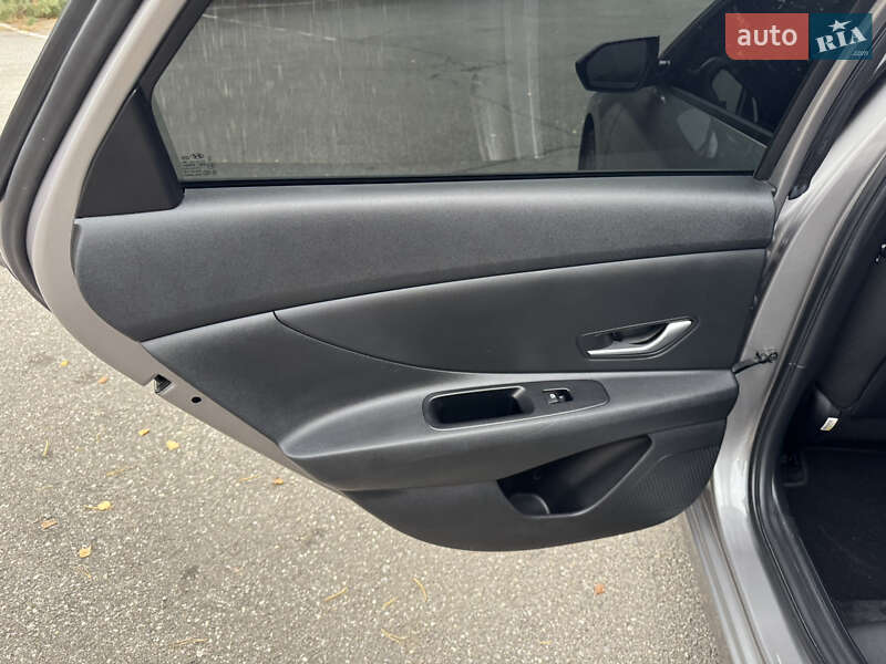 Седан Hyundai Elantra 2021 в Гнівані