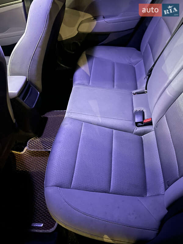 Седан Hyundai Elantra 2016 в Киеве