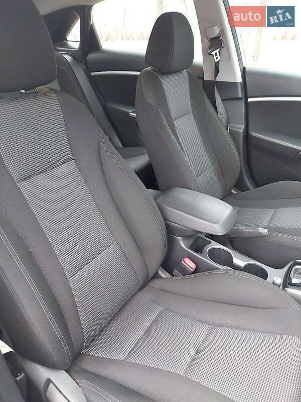 Хэтчбек Hyundai Elantra 2015 в Киеве