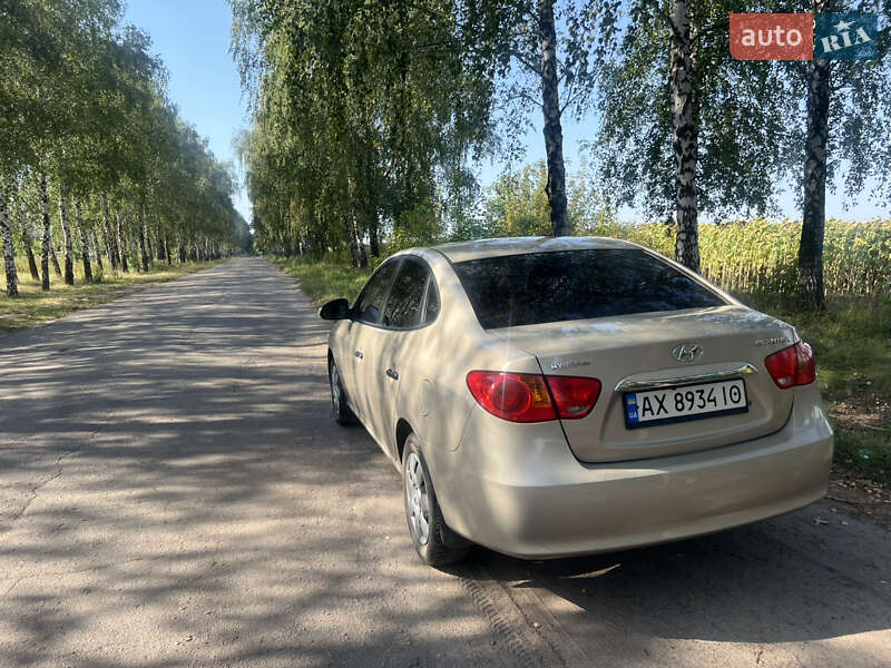 Седан Hyundai Elantra 2010 в Краснограде