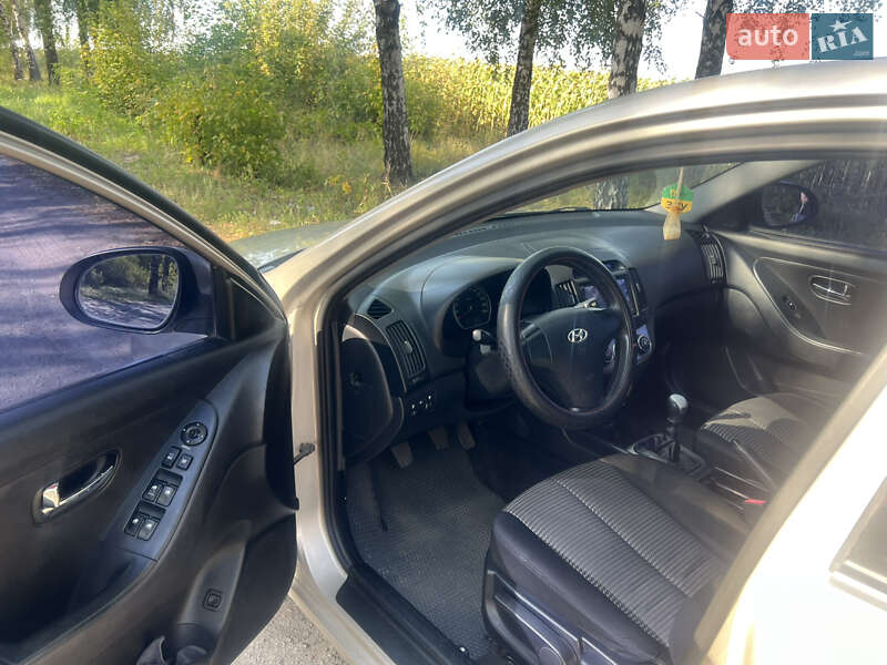 Седан Hyundai Elantra 2010 в Краснограде