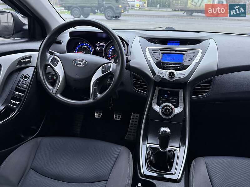 Седан Hyundai Elantra 2011 в Днепре