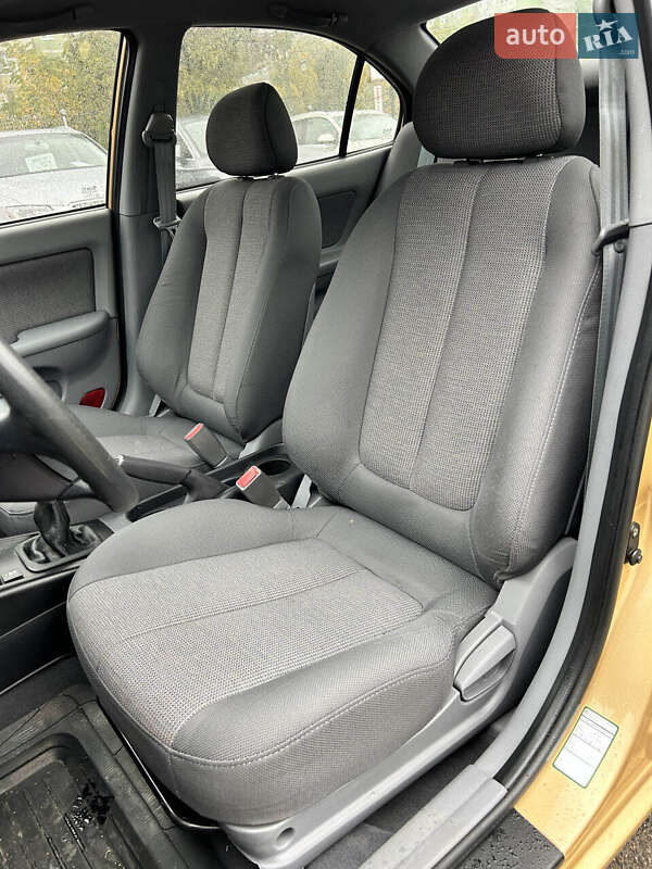 Седан Hyundai Elantra 2004 в Сумах