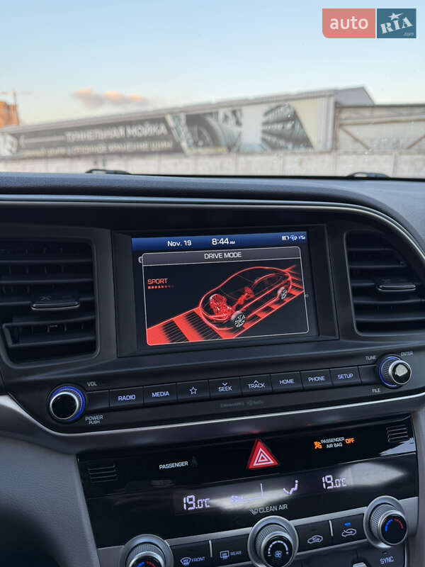 Седан Hyundai Elantra 2019 в Киеве