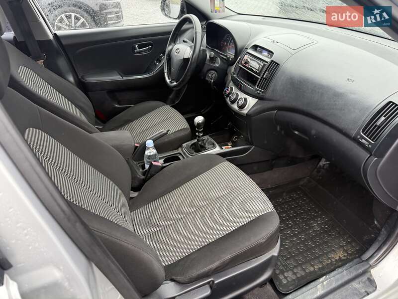 Седан Hyundai Elantra 2010 в Черновцах