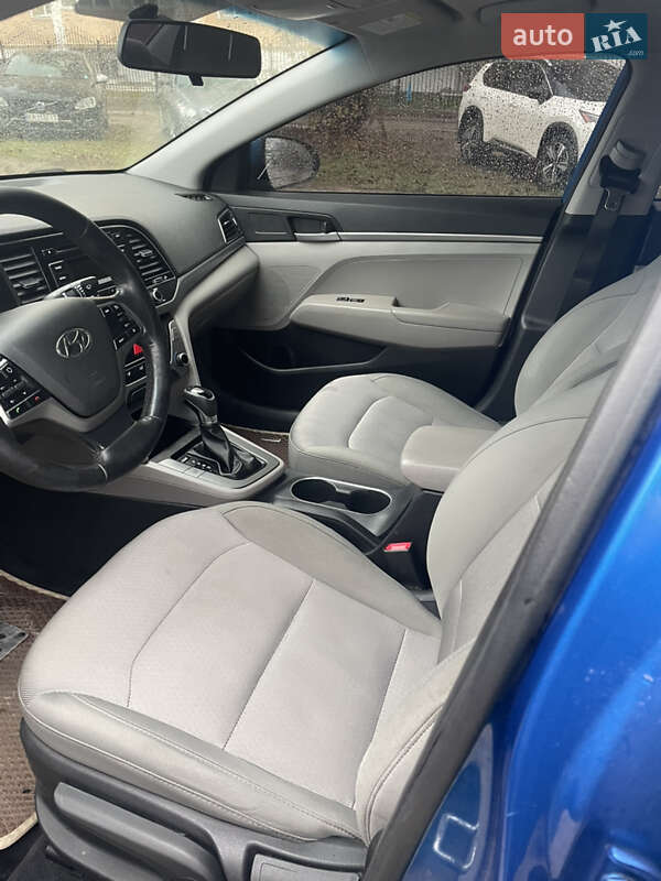 Седан Hyundai Elantra 2016 в Киеве