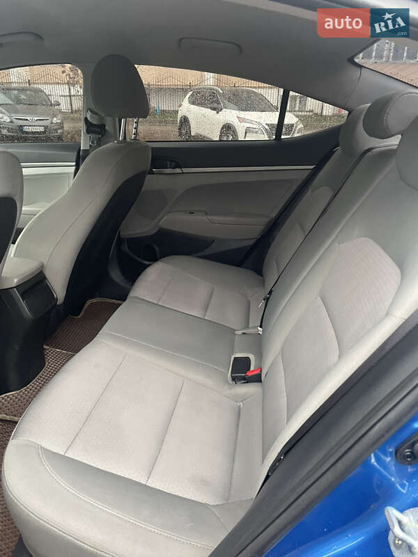 Седан Hyundai Elantra 2016 в Киеве