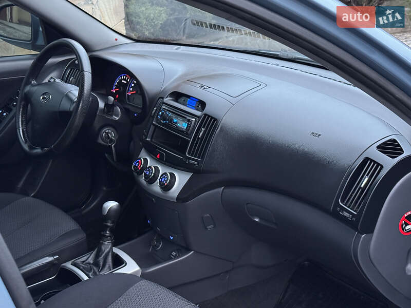 Седан Hyundai Elantra 2009 в Днепре