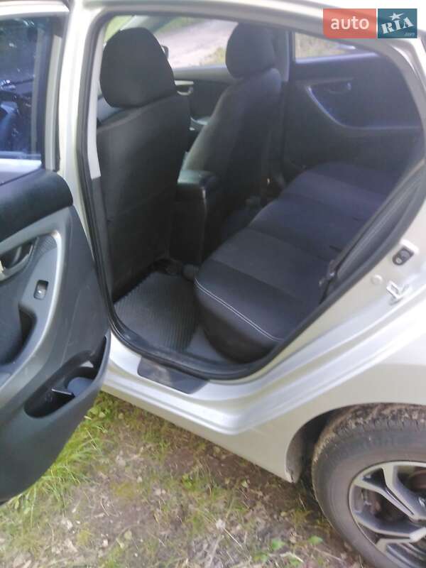 Седан Hyundai Elantra 2011 в Варве