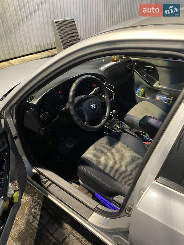 Седан Hyundai Elantra 2004 в Києві