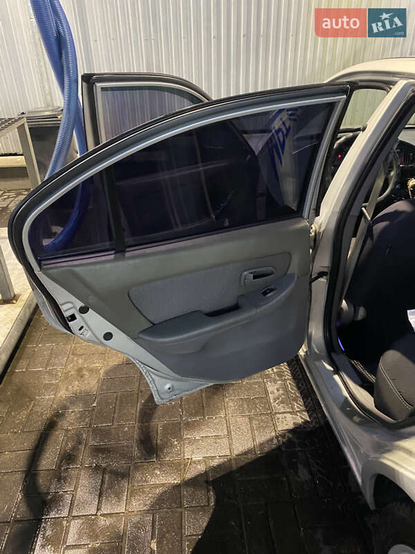 Седан Hyundai Elantra 2004 в Києві
