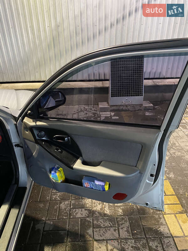 Седан Hyundai Elantra 2004 в Києві