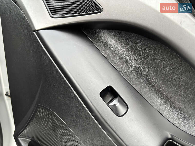 Седан Hyundai Elantra 2011 в Львові