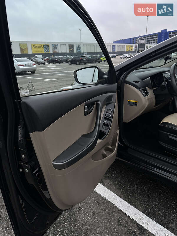 Седан Hyundai Elantra 2015 в Киеве