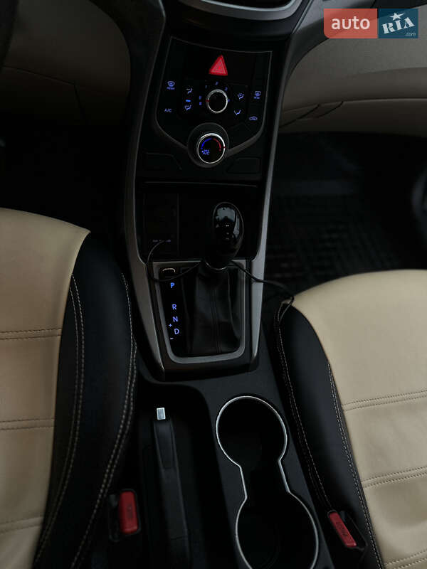 Седан Hyundai Elantra 2015 в Киеве