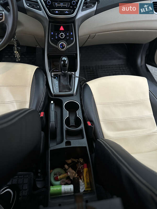 Седан Hyundai Elantra 2015 в Киеве