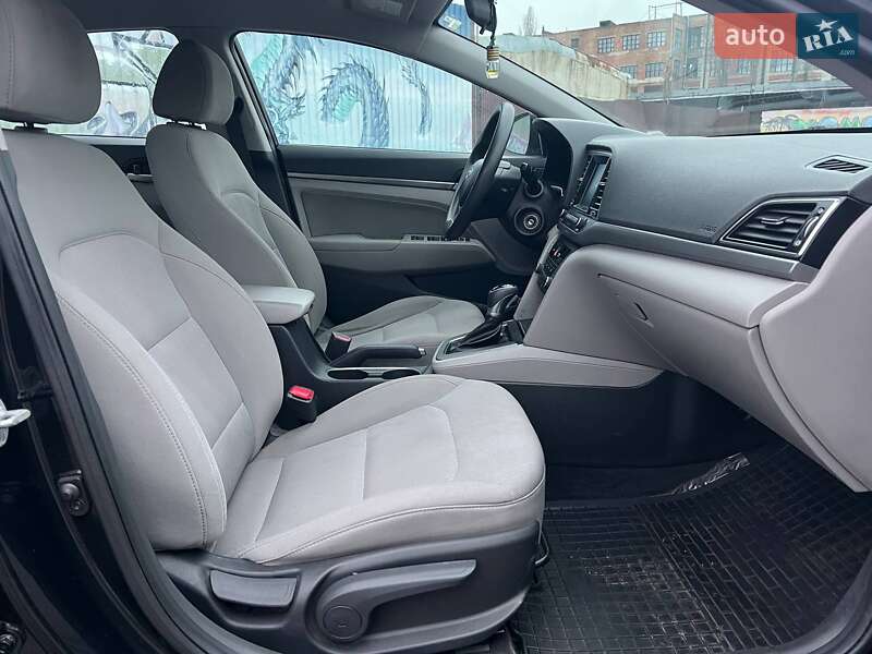 Седан Hyundai Elantra 2018 в Киеве