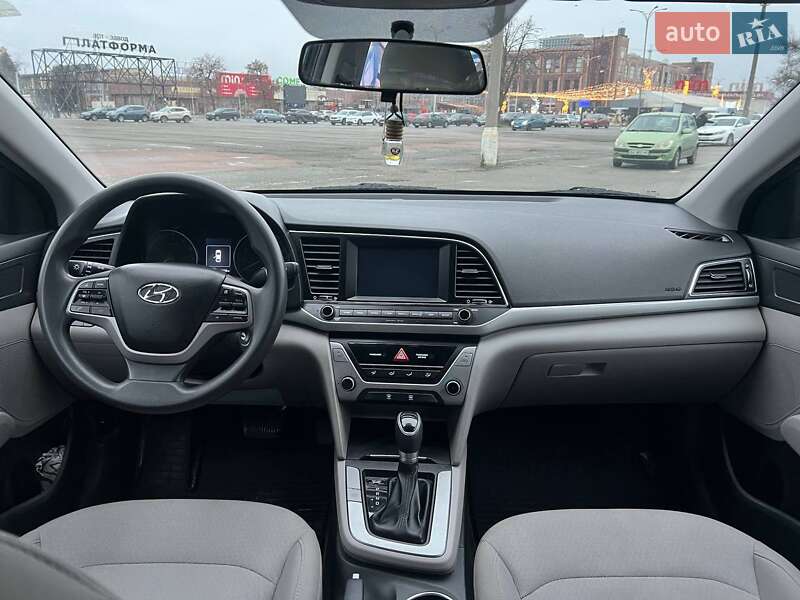 Седан Hyundai Elantra 2018 в Киеве