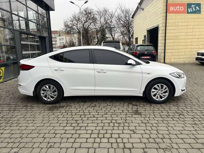 Седан Hyundai Elantra 2016 в Івано-Франківську