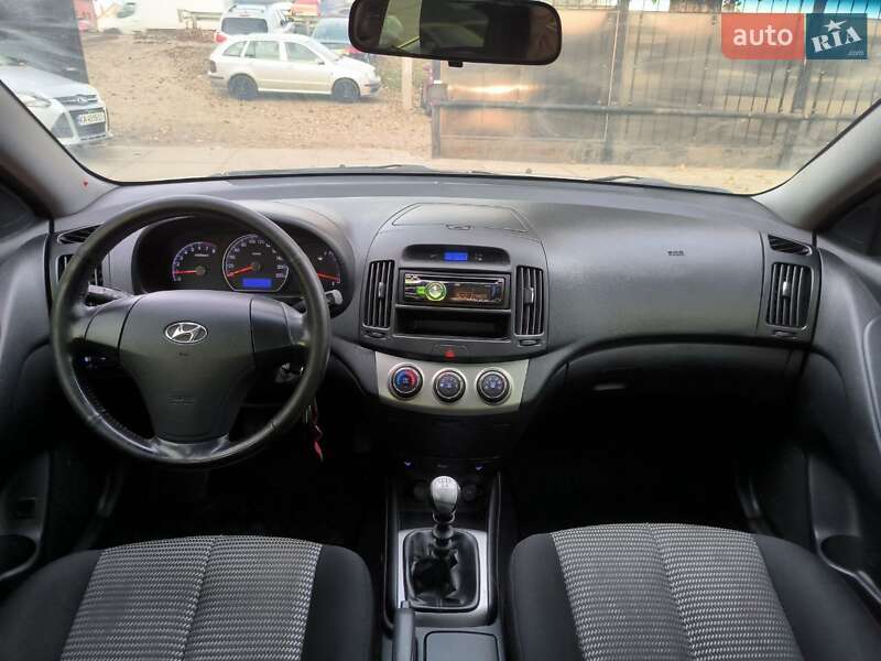 Седан Hyundai Elantra 2010 в Киеве