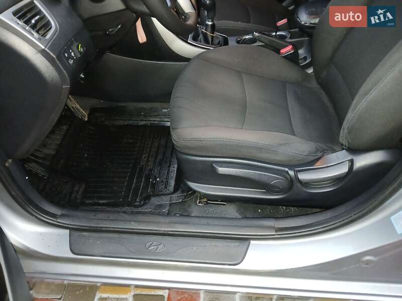 Седан Hyundai Elantra 2013 в Знаменівці