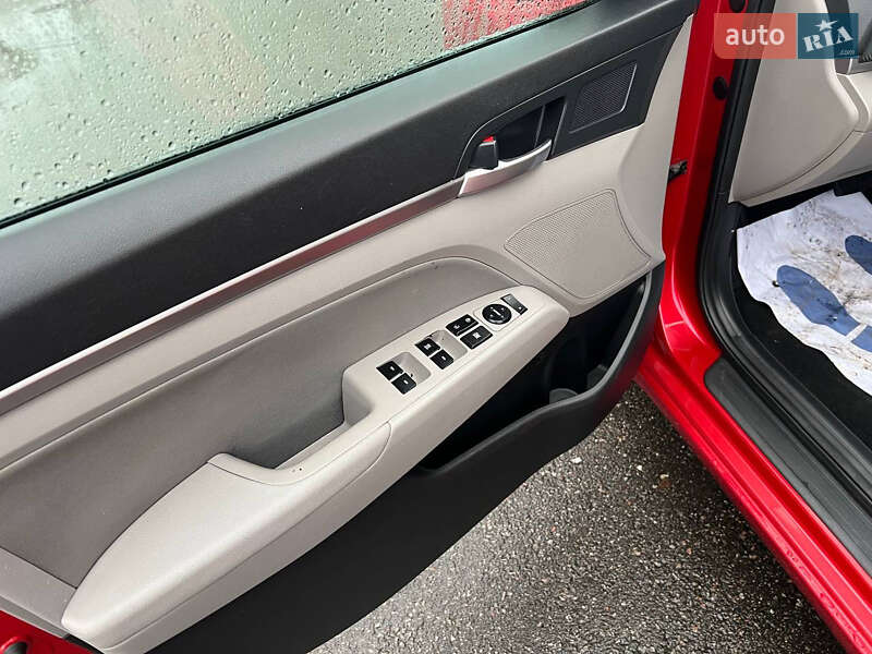 Седан Hyundai Elantra 2019 в Києві