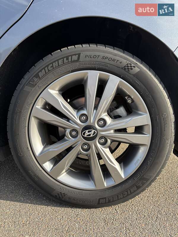 Седан Hyundai Elantra 2018 в Киеве