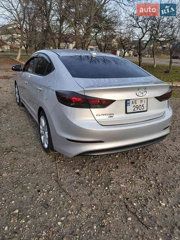 Седан Hyundai Elantra 2017 в Ужгороде