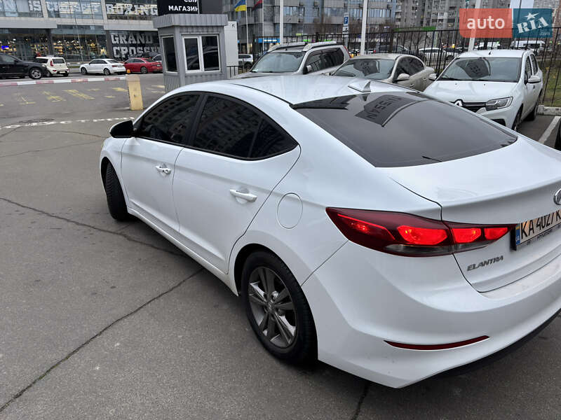 Седан Hyundai Elantra 2017 в Киеве