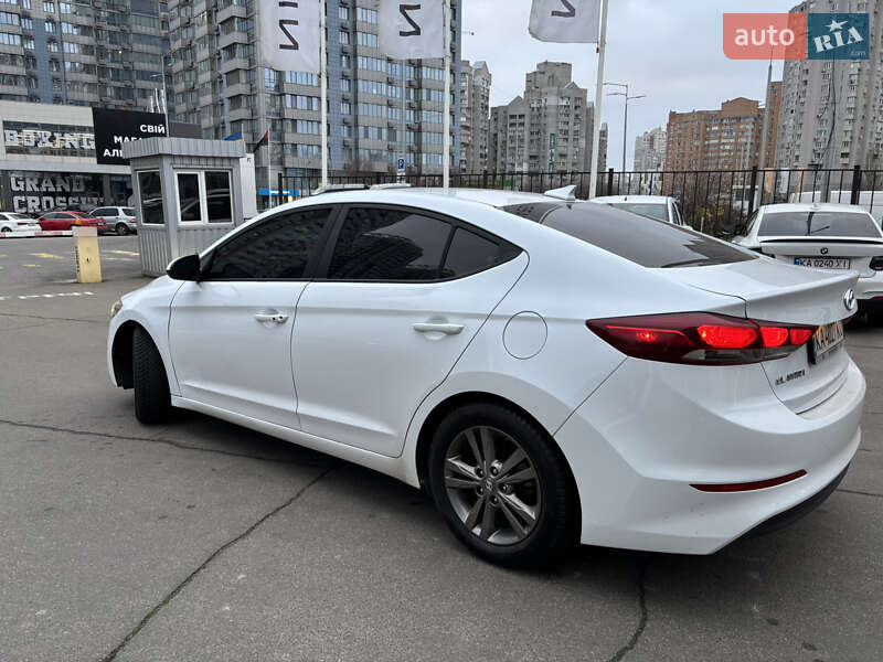 Седан Hyundai Elantra 2017 в Киеве