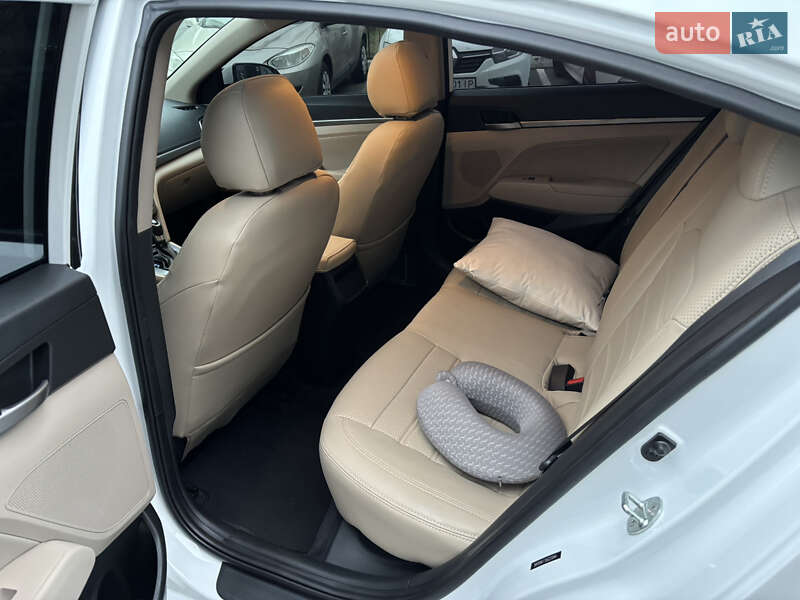 Седан Hyundai Elantra 2017 в Киеве