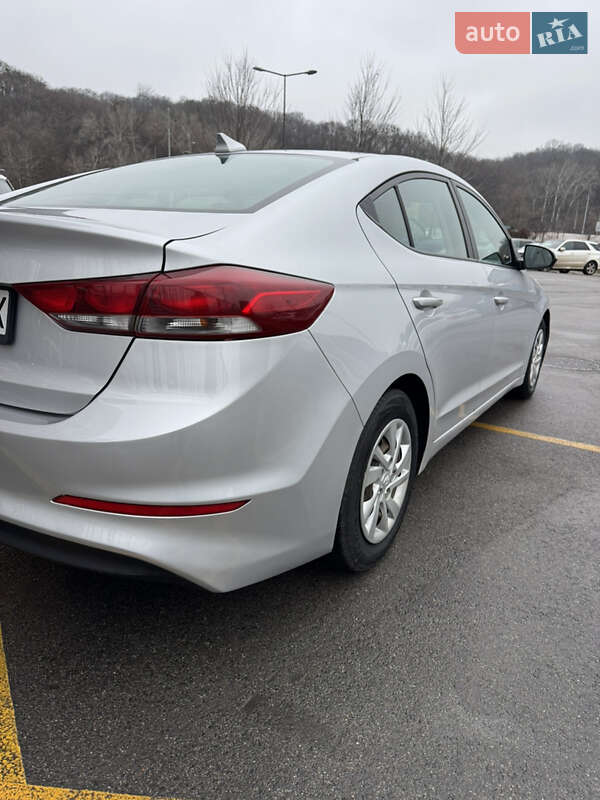 Седан Hyundai Elantra 2016 в Киеве