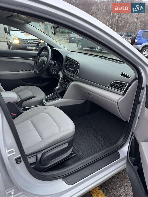 Седан Hyundai Elantra 2016 в Киеве