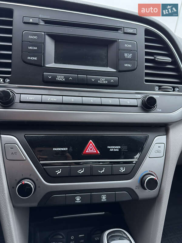 Седан Hyundai Elantra 2016 в Киеве