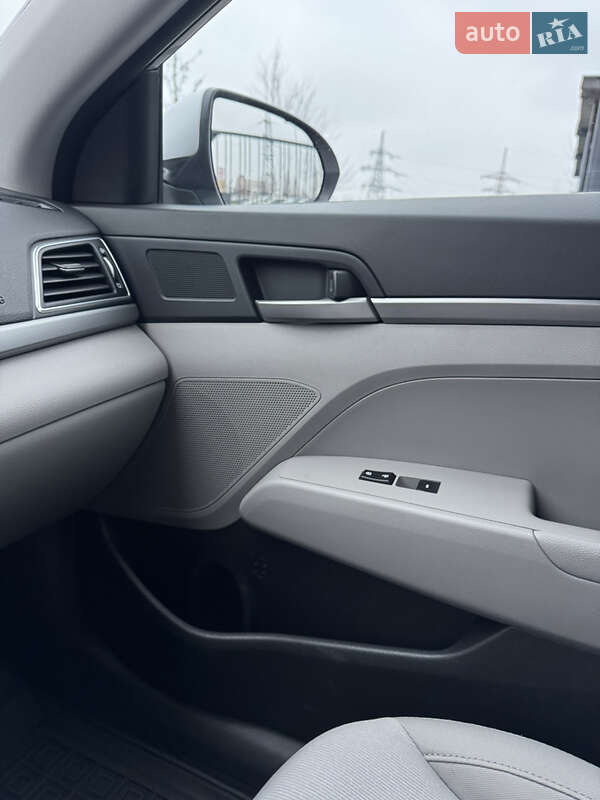 Седан Hyundai Elantra 2016 в Киеве