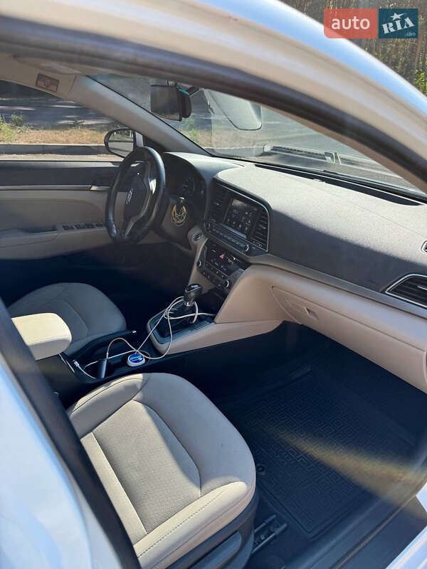 Седан Hyundai Elantra 2016 в Кропивницком