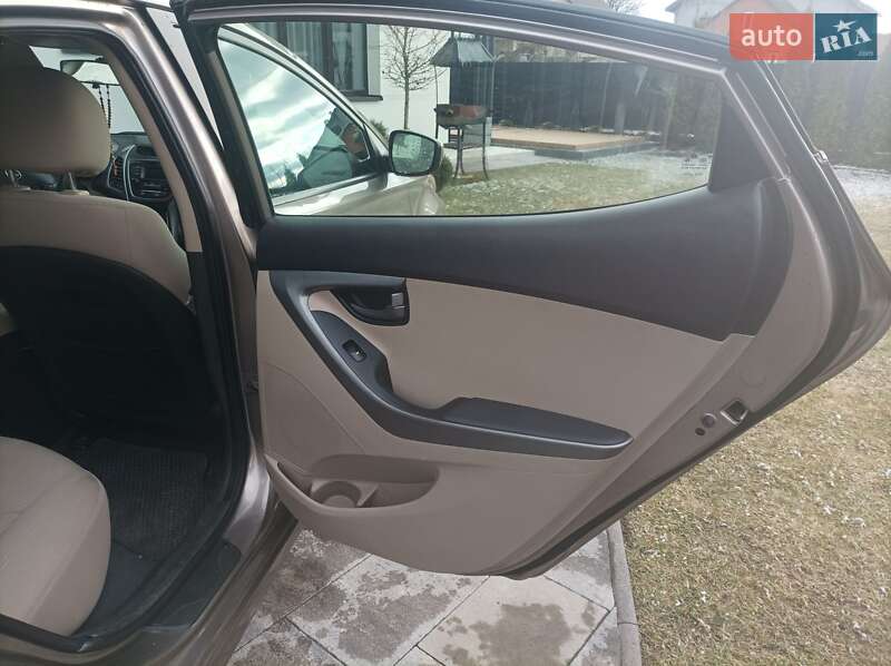 Седан Hyundai Elantra 2014 в Подрясном фото 5 Седан Hyundai Elantra 2014 в Подрясном