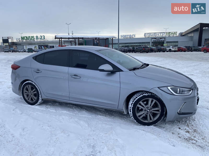 Седан Hyundai Elantra 2017 в Киеве