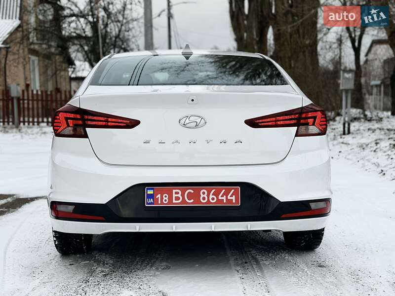 Седан Hyundai Elantra 2018 в Киеве