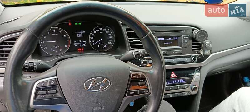 Седан Hyundai Elantra 2018 в Киеве