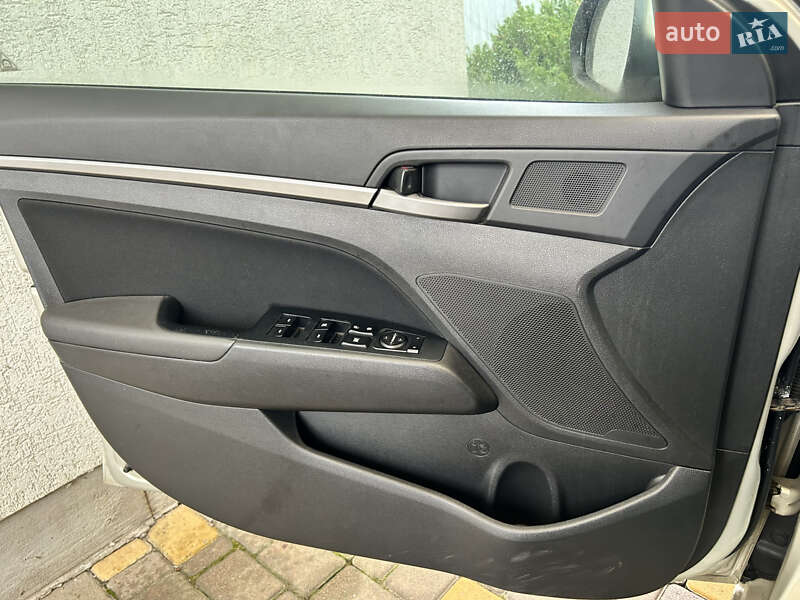 Седан Hyundai Elantra 2016 в Одессе