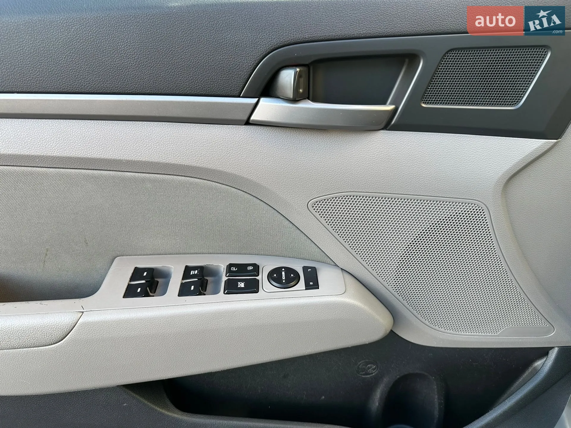 2017 Hyundai Elantra - мініатюра 21